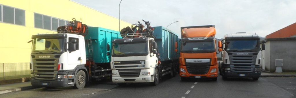 Automezzi scarrabili Trivellato nel piazzale di Santa Giustina in Colle